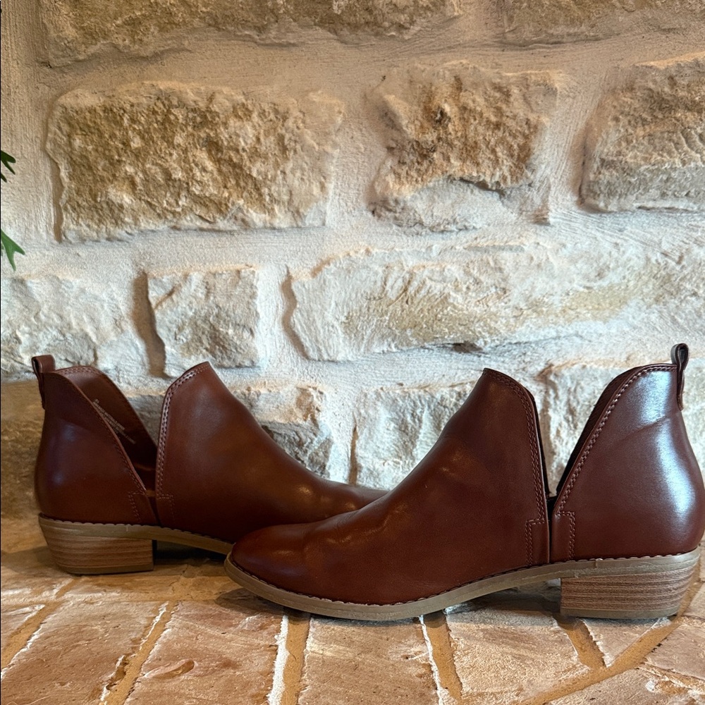 Never worn Universal Thread Brown Ankle Boots